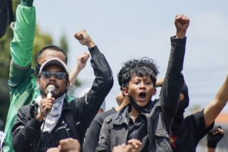 De nombreuses manifestations ont éclaté en Indonésie après la mort d'un chauffeur de taxi-moto, écrasé par un véhicule de police. KEYSTONE/EPA/MADE NAGI